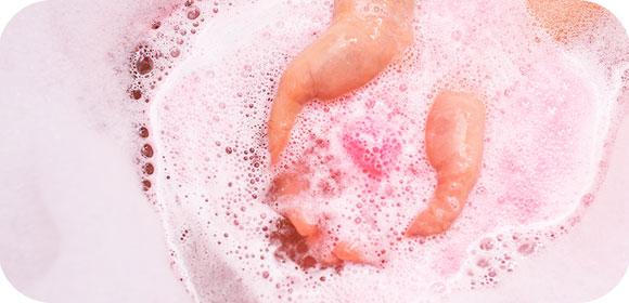 Bombe de bain dans les mains