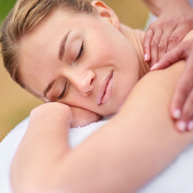 Femme entrain de se faire masser