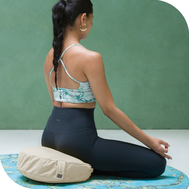 Femme méditant sur un coussin de méditation zafu
