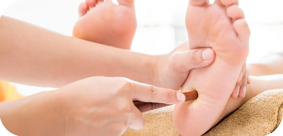 Pied entrain de se faire masser en réflexologie