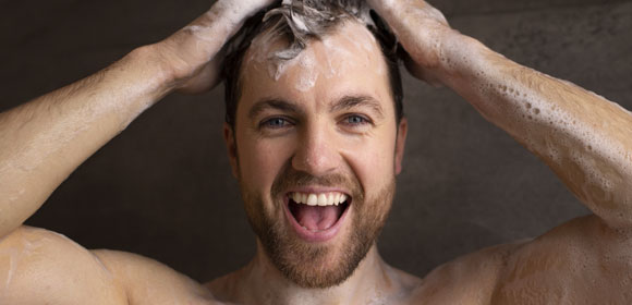 Homme sous la douche