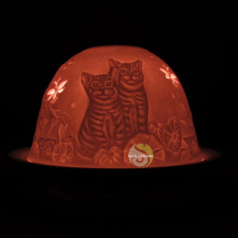 Photophore en porcelaine en forme de dôme avec motif de chat Un superbe  bougeoir Cello projetant