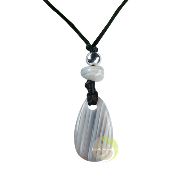 Pierre de vertu agate en pendentif avec tour de cou réglable