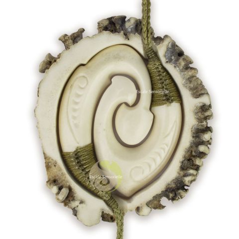 Double pendentif maori en os de cerf fabriqué dans la même corne