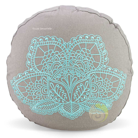 Coussin fleur de lotus brodée turquoise garni de cosses de sarrasin 