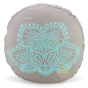 Coussin fleur de lotus brodée turquoise garni de cosses de sarrasin 