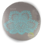 Coussin gris taupe avec fleur de lotus brodé turquoise