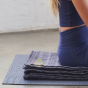 Plaid couverture yoga relaxation Manduka thunder
