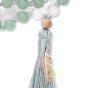 Détail pompon et feuillle en argent sur Mala aventurine et bois de santal