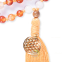 Détail pompon et fleur de vie en plaqué or sur Mala cornaline et bois de santal