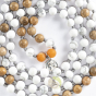 Détails mala enroulé howlite et bois de santal avec charme OM en argent 925