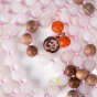 Détails mala enroulé quartz rose et bois de santal avec charme OM en plaqué or rose