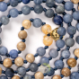 Détails mala enroulé sodalite et bois de santal avec charme OM en plaqué or