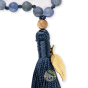 Détail pompon et feuille en plaqué or sur Mala sodalite et bois de santal