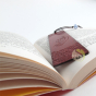 Marque page livre repère ciselé bois