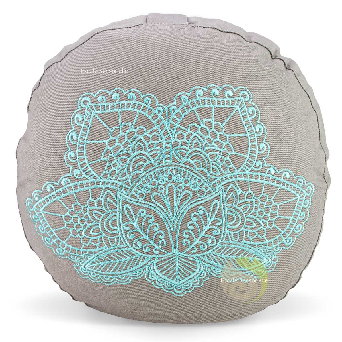 Coussin fleur de lotus brodée turquoise garni de cosses de sarrasin 