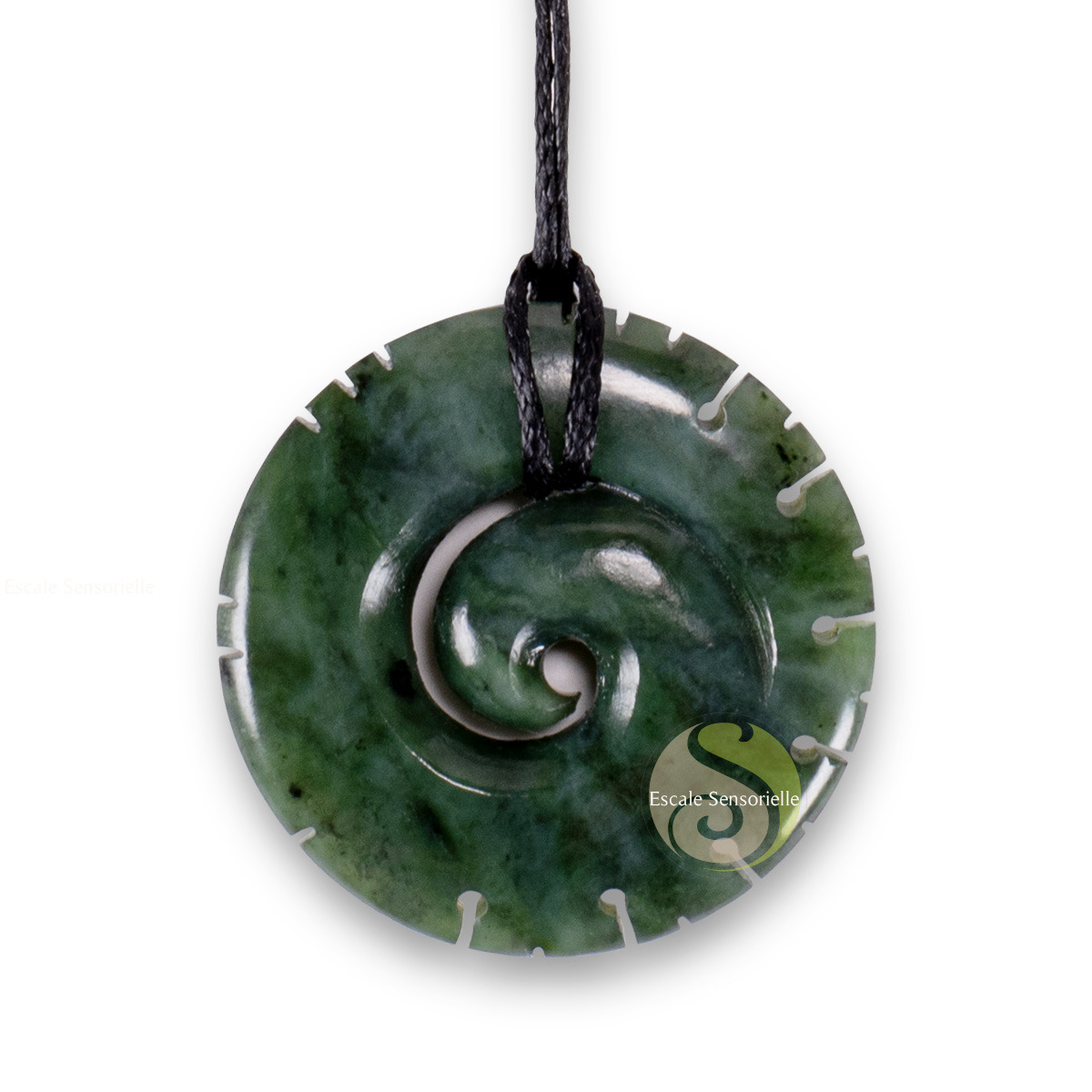 Koru cranté jade vert pounamu Maori pendentif renaissance force tranquille et spirituelle