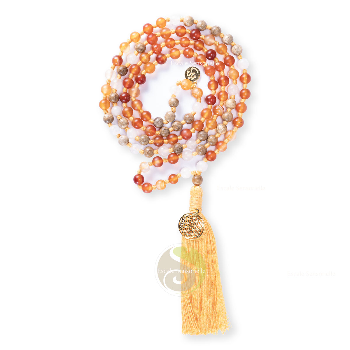 Mala cornaline et bois de santal 108 avec charme OM et fleur de vie en plaqué or