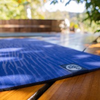 Tapis Manduka eKO 5mm sur une terrasse