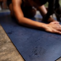Femme pratiquant du hot yoga sur un tapis Manduka GRP 5mm