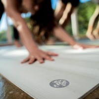 Séance de yoga sur tapis Manduka PRO 6mm