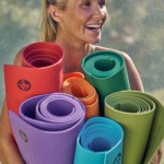 Femme tenant plusieurs tapis Manduka PROlite