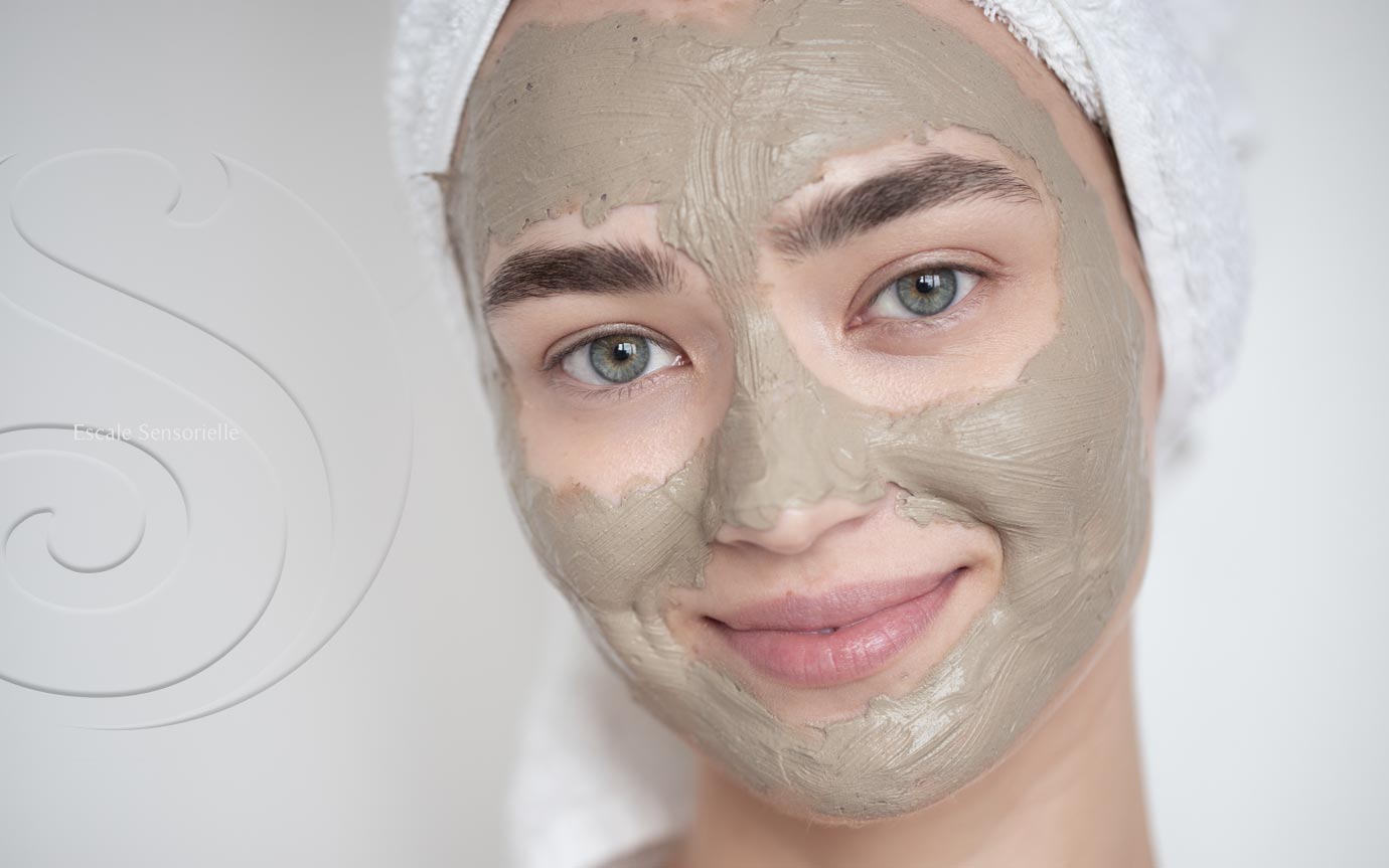 Visage de femme coverte d'argile verte