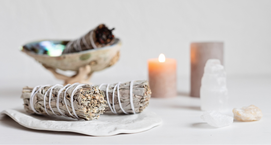 Rituel bâtons de sauge avec bougie et crystal