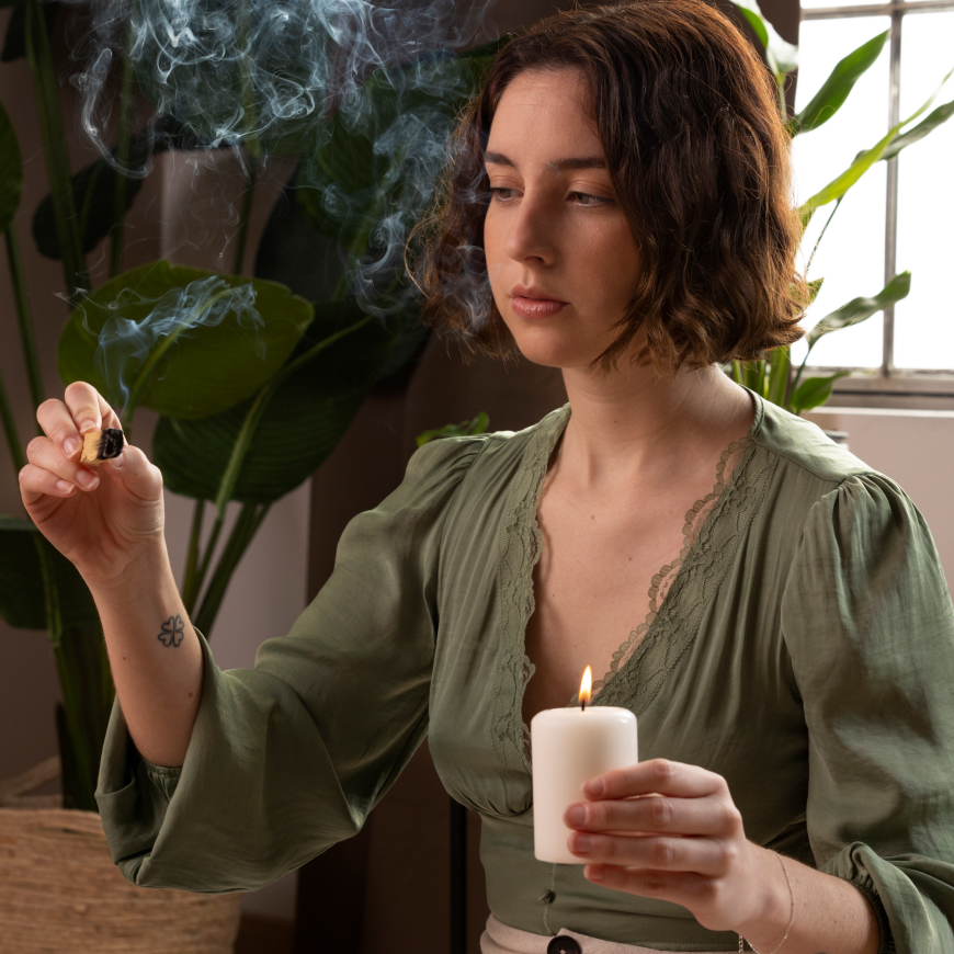 Femme utilisant du Palo Santo