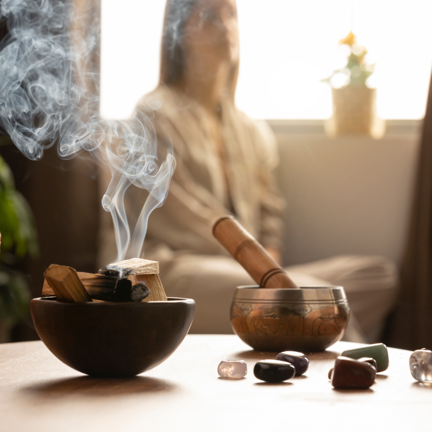 Palo Santo brûlant sur une table