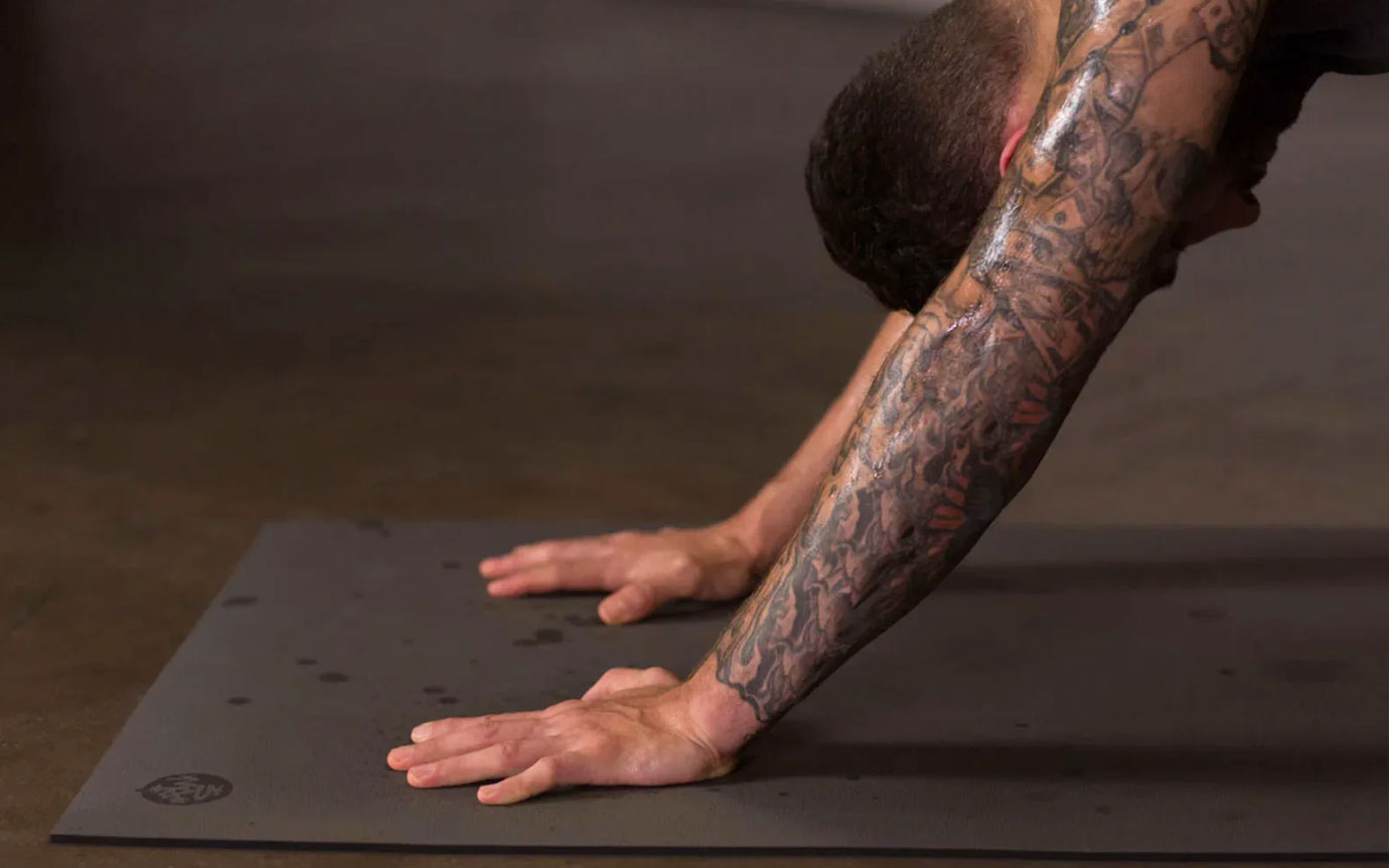 Homme sur tapis de yoga antidérapant