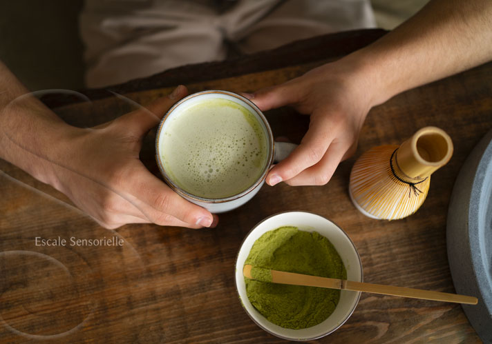Préparation thé vert matcha
