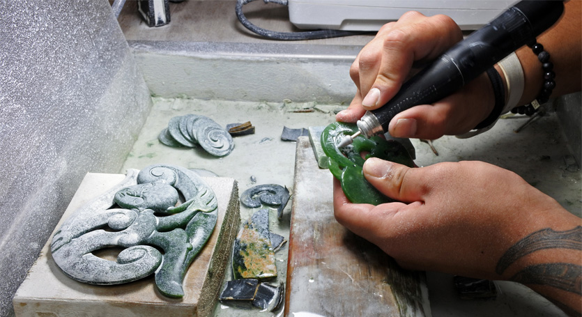 Création d'un bijou en jade par un artiste maori